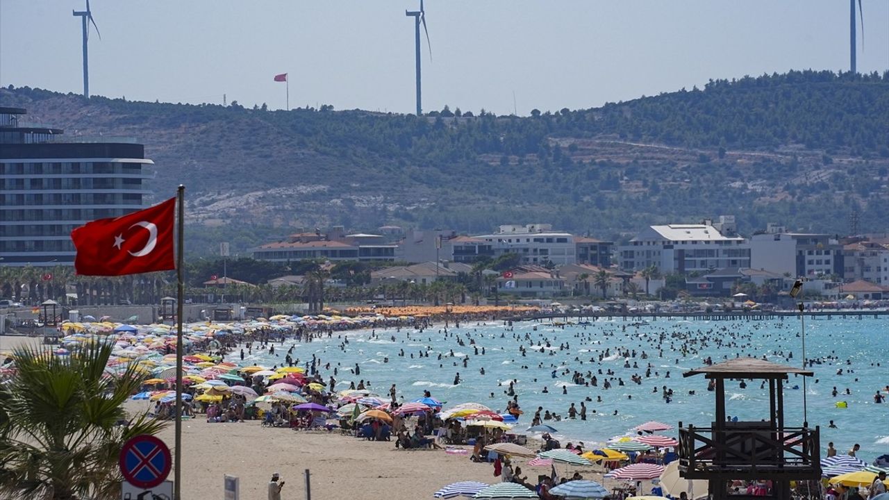 İzmir'de Yoğun Sıcaklık Dalgası Sahilleri Doldurdu