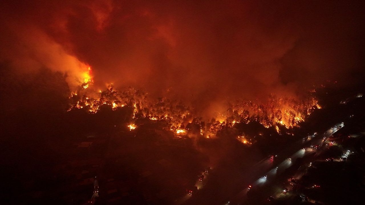 İzmir'deki Orman Yangınına Müdahale Devam Ediyor