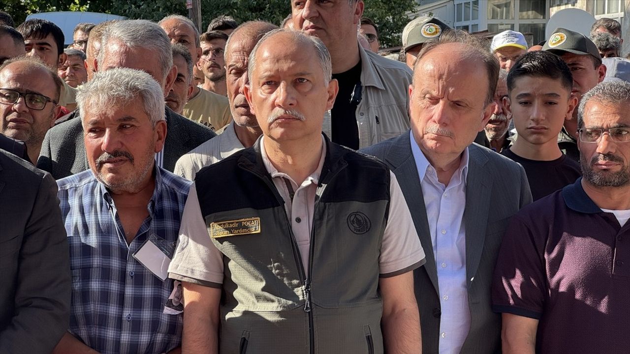İzmir'deki orman yangınında şehit düşen dozer operatörü İbrahim Demir, son yolculuğuna uğurlandı.