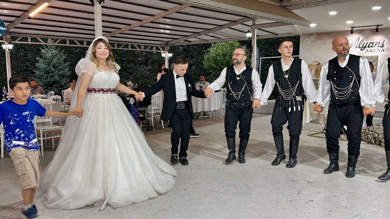 Japon Gelin ve Türk Damat Düzce'de Geleneksel Düğün Yapti