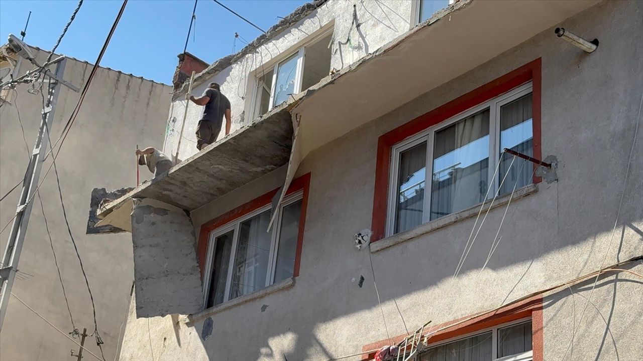 Kağıthane'de Balkonu Çöken Bina Tahliye Edildi