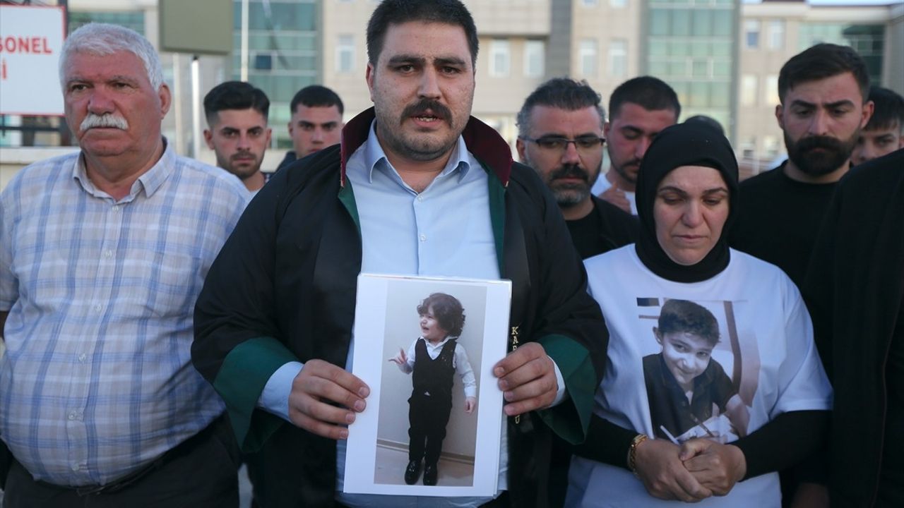 Kars'ta 6 Yaşındaki Çocuğun Ölümüne Sebep Olanlar Yargılanıyor