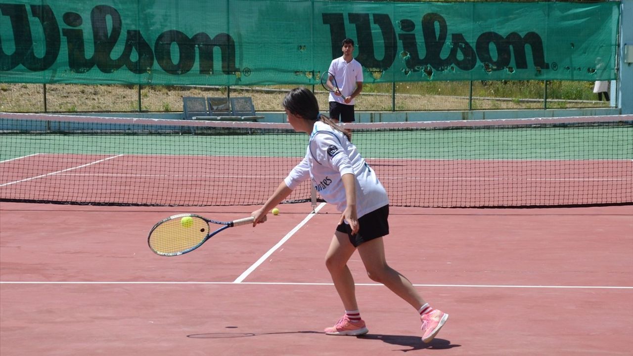 Kars'ta İhtiyaç Sahibi Aileler İçin Geleneksel Tenis Turnuvası