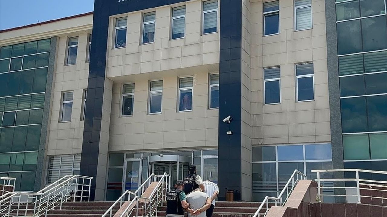 Kars'ta Yolcu Otobüsünde Uyuşturucu Ticareti Yapan İki Zanlı Tutuklandı