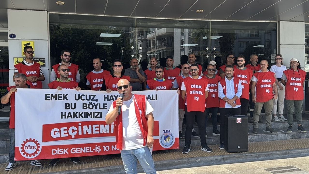 Karşıyaka Belediyesi İşçileri Maaş Problemi Nedeniyle Eylem Düzenledi