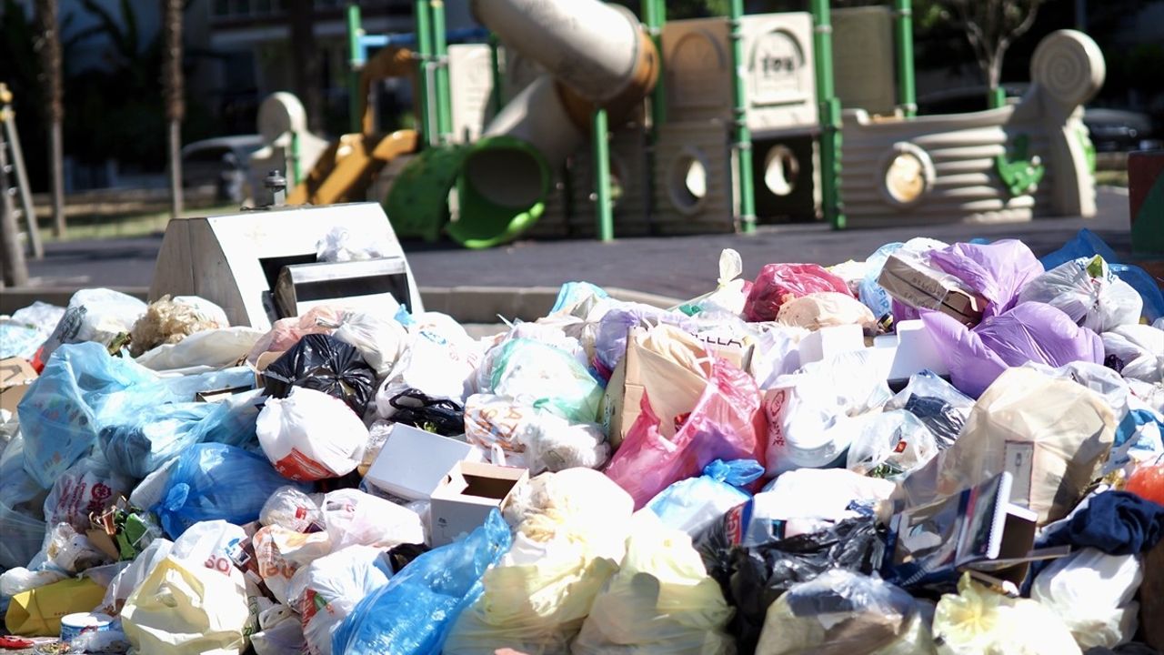 Karşıyaka'da Çöp Yığınları Tepki Çekiyor
