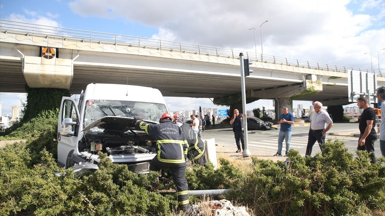 Kastamonu'da Minibüs ile Otomobil Çarpıştı, 4 Yaralı