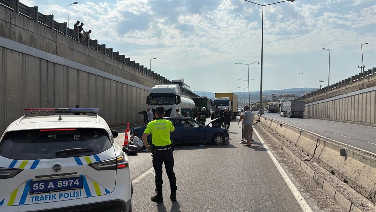 Kavak'ta Otomobil ile Kamyon Çarpıştı, 5 Yaralı