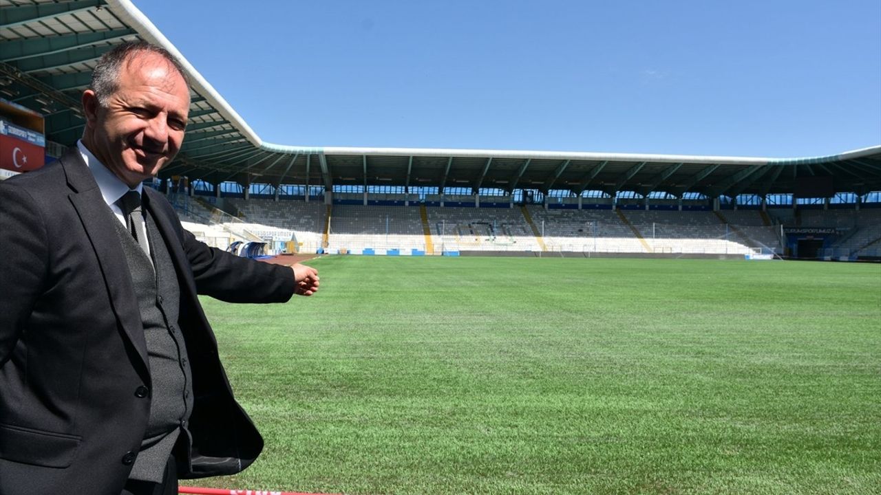 Kazım Karabekir Stadyumu'nda Hibrit Çim Çalışmaları Devam Ediyor