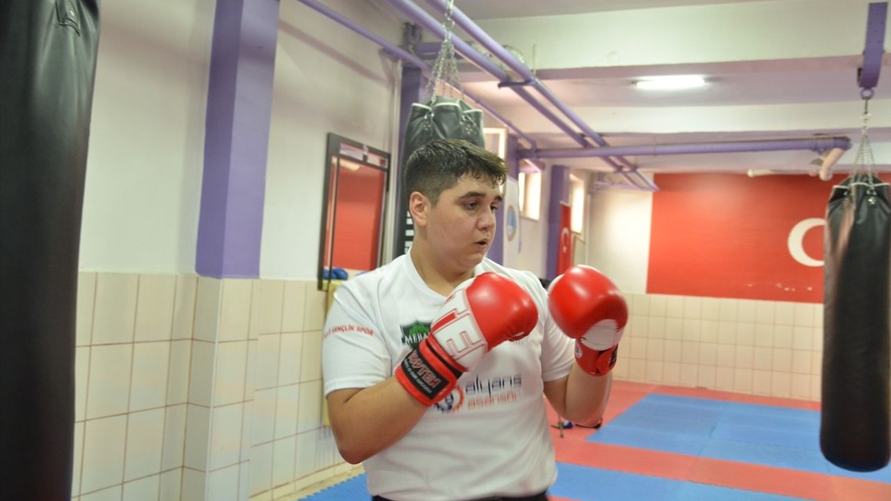 Kilo Verip Türkiye Şampiyonu Olan Genç Kick Bokscu