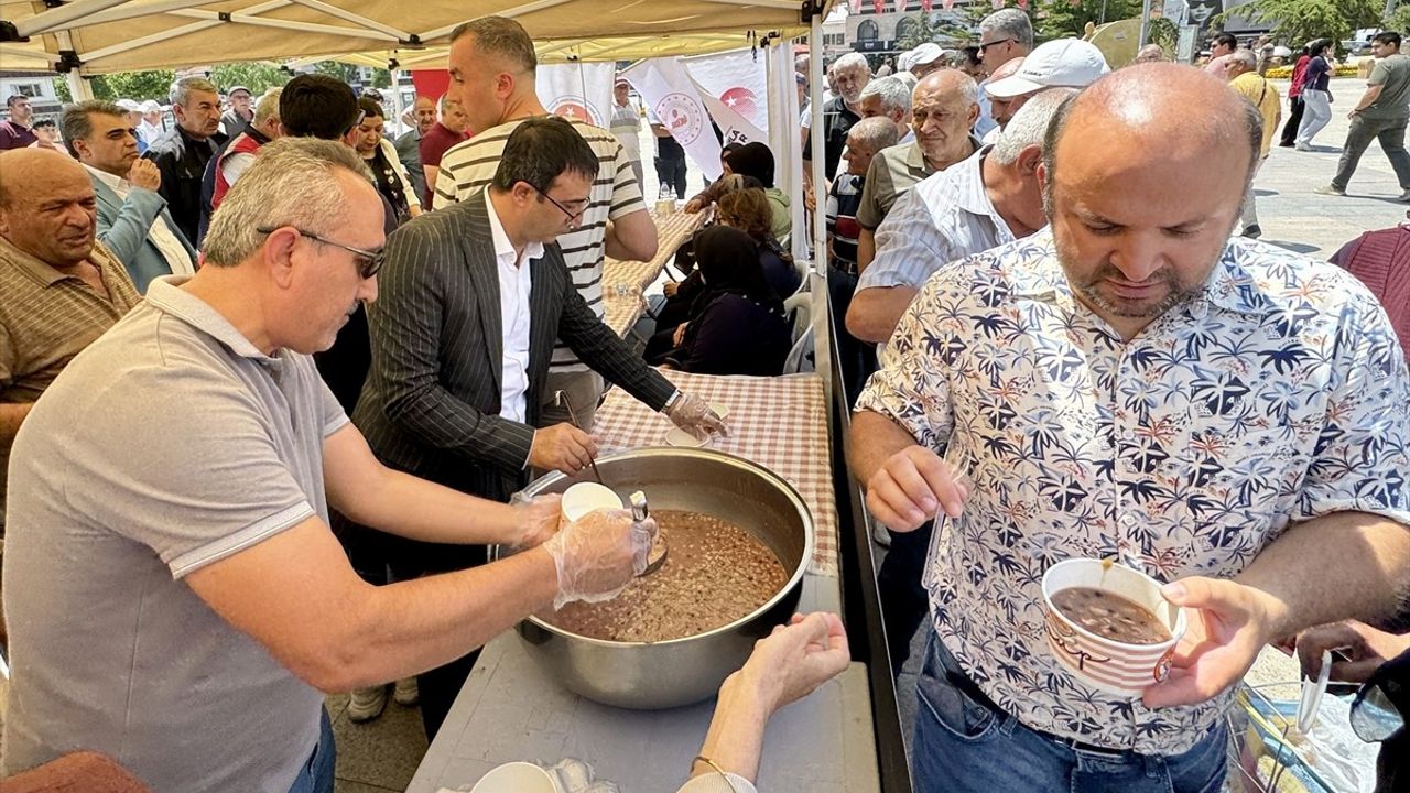 Kırşehir'de Şehit Ailelerine Aşure İkramı