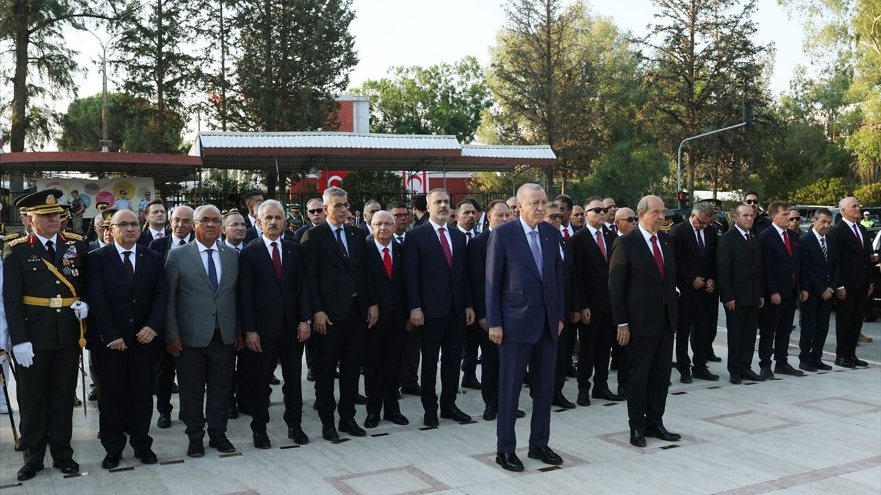 KKTC'de Cumhurbaşkanı Erdoğan'dan Anıta Ziyaret
