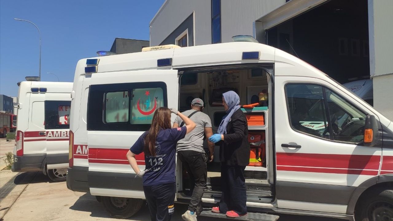 Kocaeli'de Fabrikada Yangın: 5 İşçi Dumandan Etkilendi