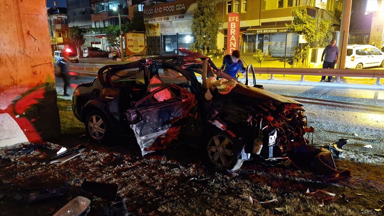 Kocaeli'de Köprü Ayağına Çarpan Araçta İki Kişi Yaralandı
