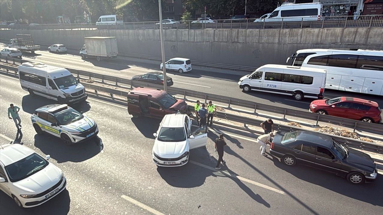 Kocaeli'de Zincirleme Trafik Kazası: 1 Yaralı
