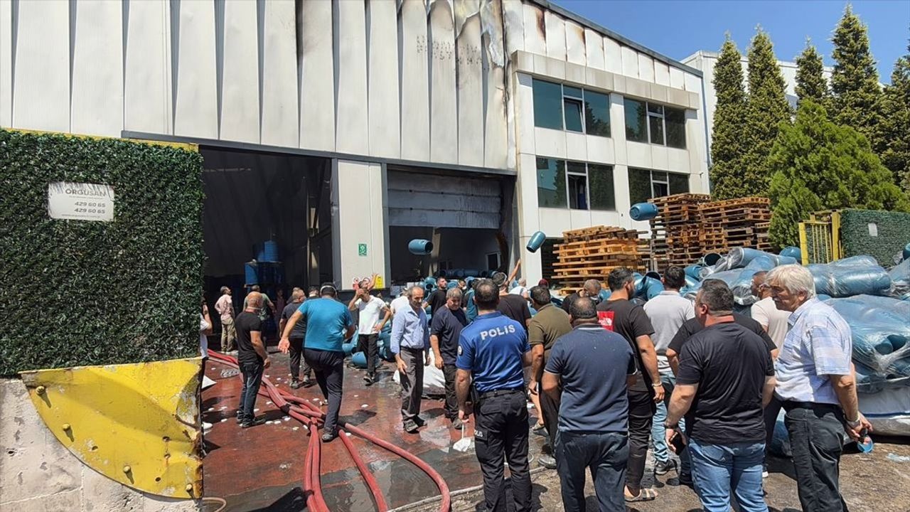 Kocaeli'deki Fabrikada Yangın Kontrol Altına Alındı