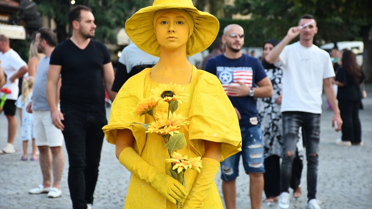 Kosova'da Canlı Heykel Performansı Büyüledi
