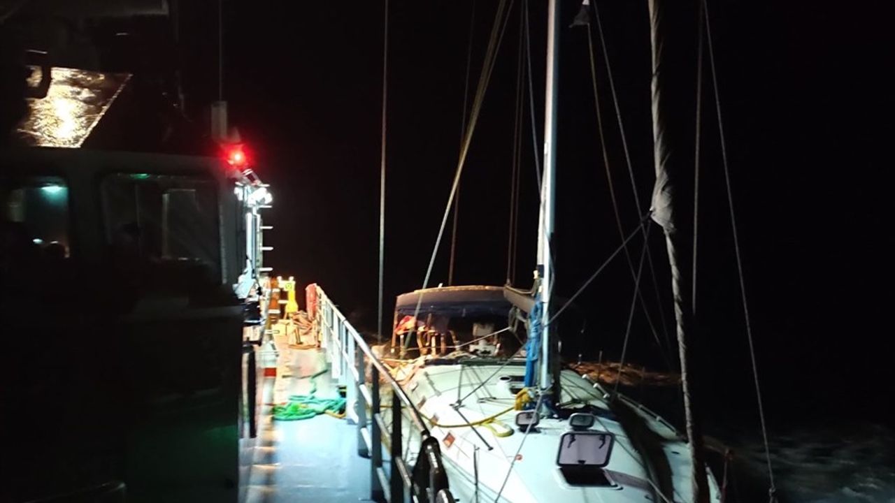Köyceğiz Açıklarında Sürüklenen Tekne Kurtarıldı