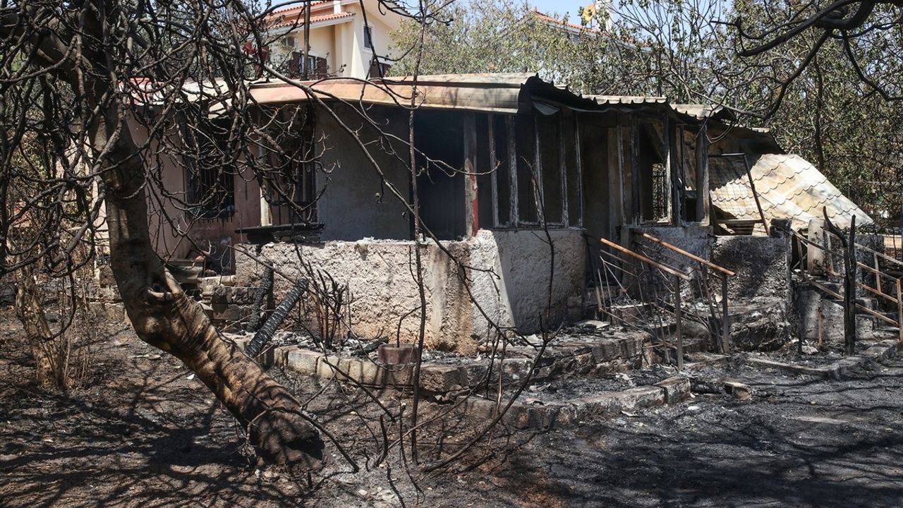 Krioneri'de Yangın: Yerleşim Alanları Tehlikeye Girdi