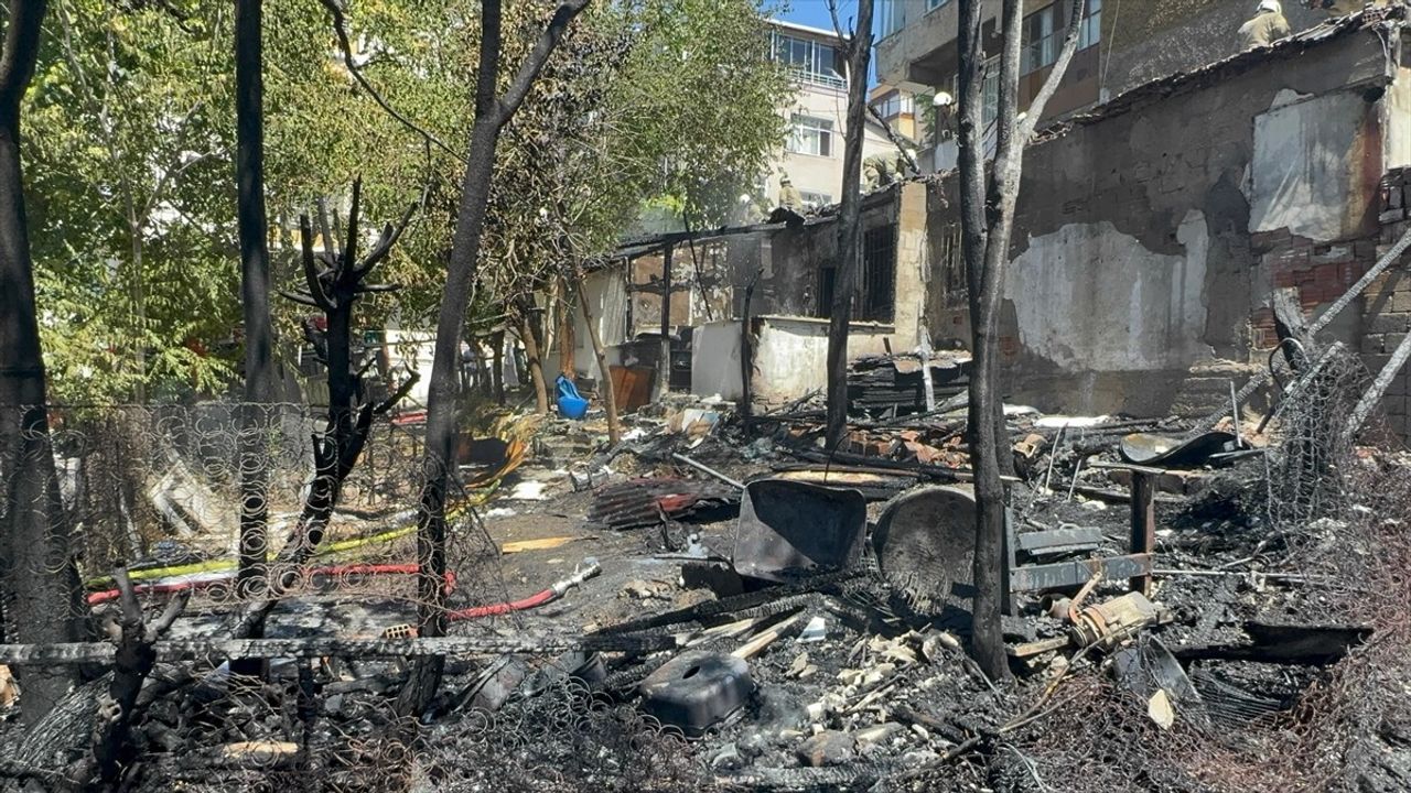 Küçükçekmece'de Yangın Paniği: Gecekondudan Araç Ateş Aldı