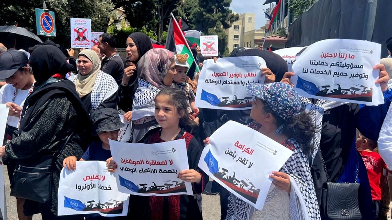 Lübnan'daki Filistinlilerden UNRWA'ya Destek Gösterisi
