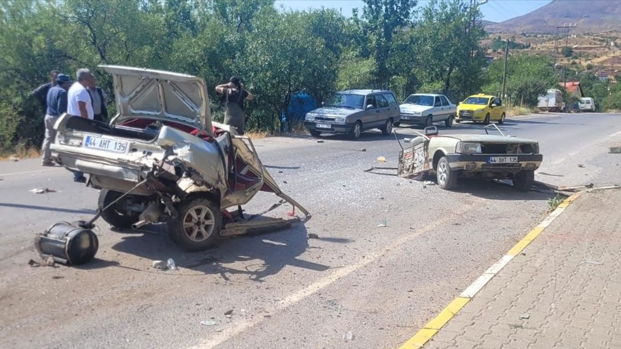 Malatya'da Elektrik Direğine Çarpan Araç İkiye Ayrıldı