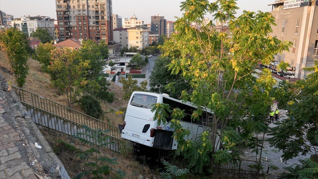 Maltepe'de Otobüs Kazası: 8 Yaralı