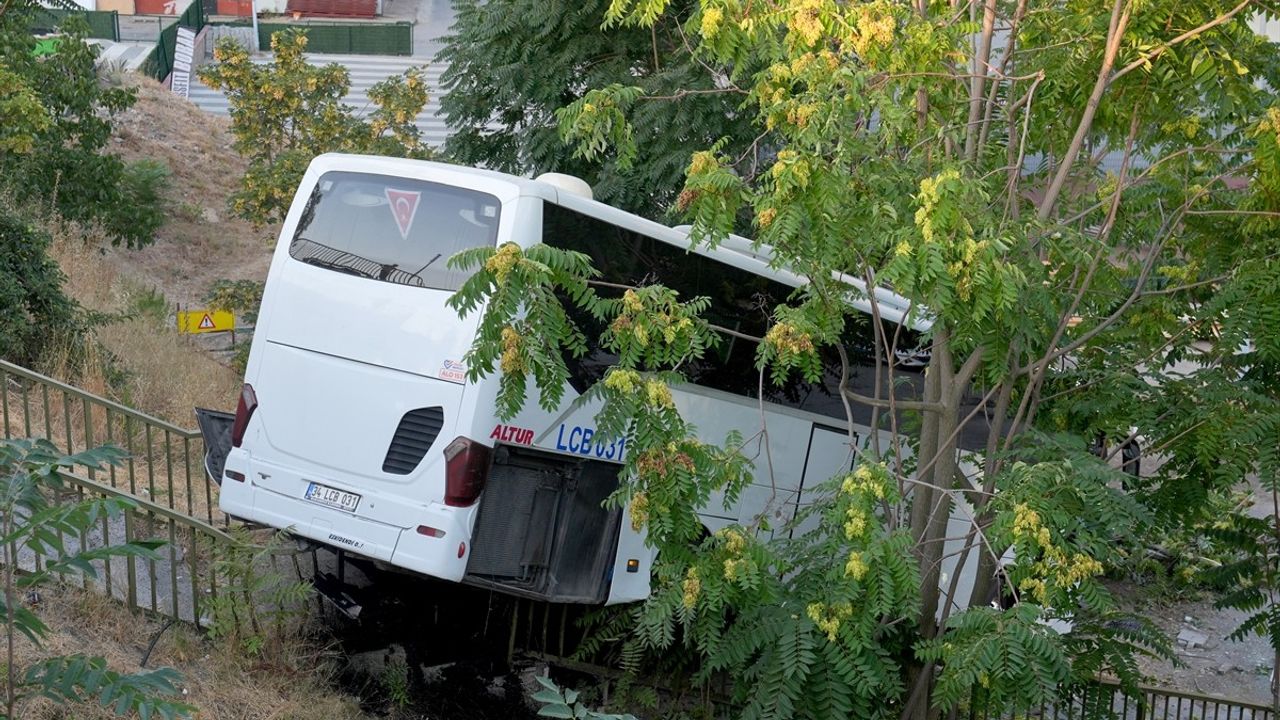 Maltepe'de Şarampole Düşen Otobüste 8 Yaralı