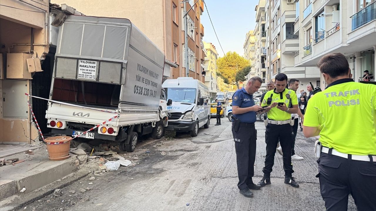 Maltepe'de Trafik Kazası: 72 Yaşındaki Kadın Hayatını Kaybetti