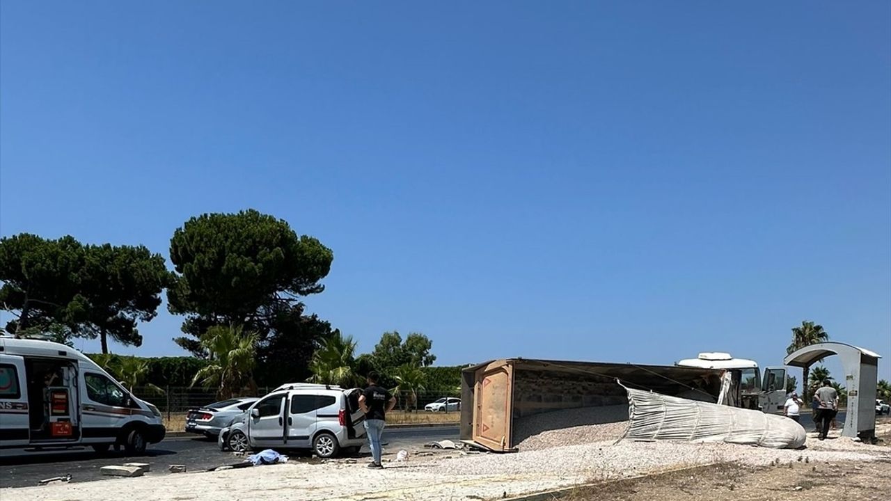 Manavgat'ta Tırla Hafif Ticari Araç Çarpıştı: Bir Kişi Hayatını Kaybetti