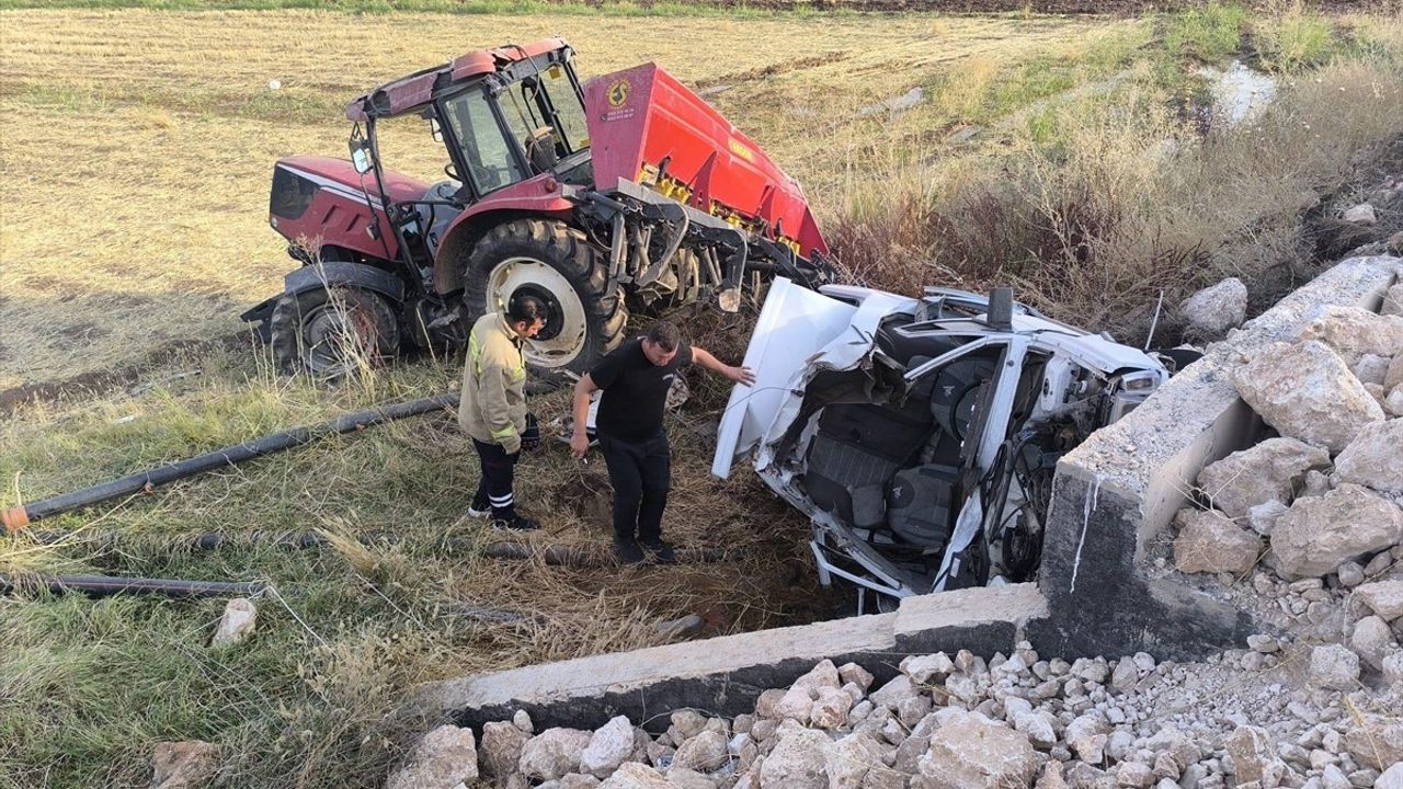 Mardin'de Otomobil ile Traktör Çarpıştı: 2 Yaralı