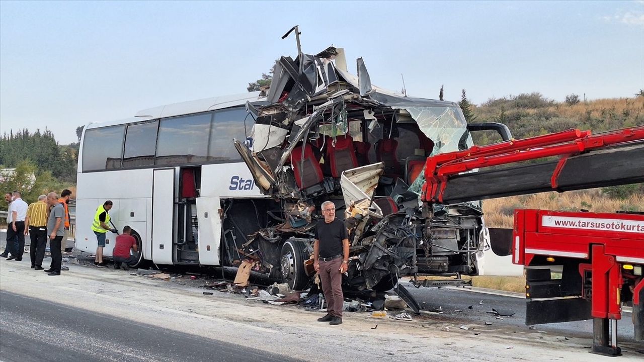 Mersin'de Yolcu Otobüsü Tıra Çarptı, 9 Yaralı
