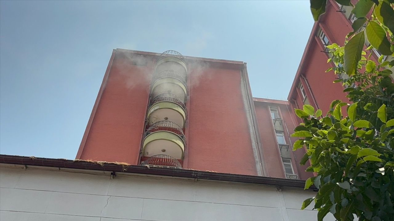 Mersin'deki Eski Hastane Binasında Yangın Kontrol Altına Alındı