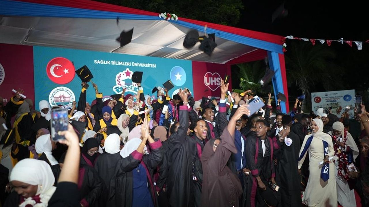 Mogadişu'da Mezuniyet Sevinci: 172 Öğrenci Diplomalarını Aldı
