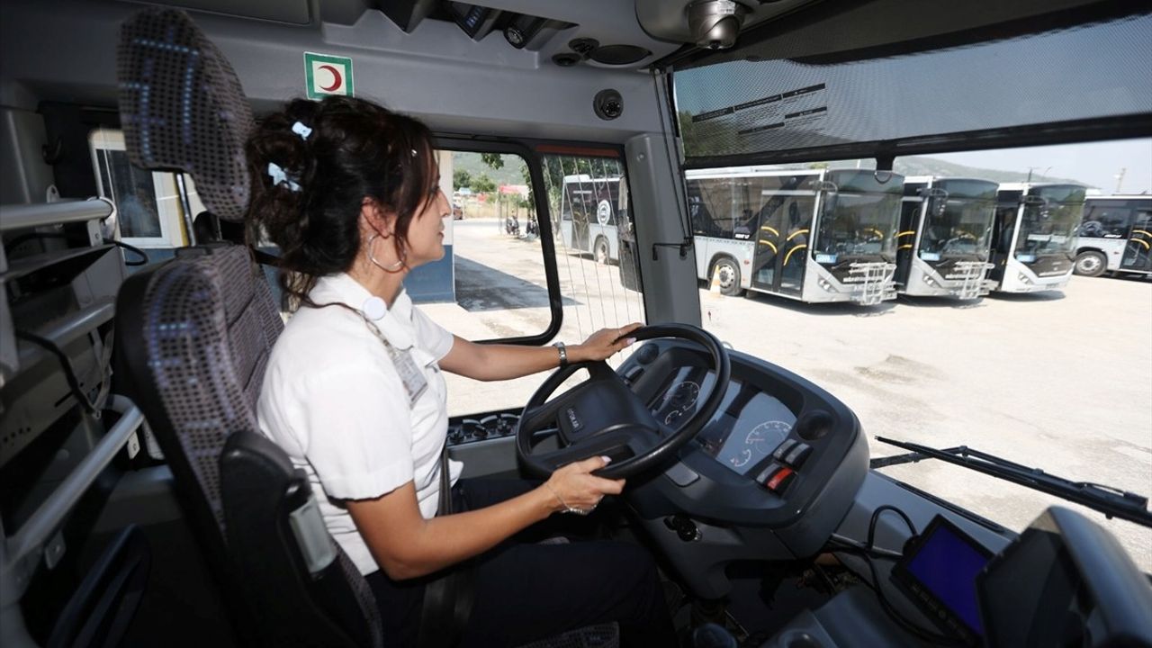 Muğla'da Kadın Otobüs Şoförleri Yolcularını Güler Yüzle Taşıyor