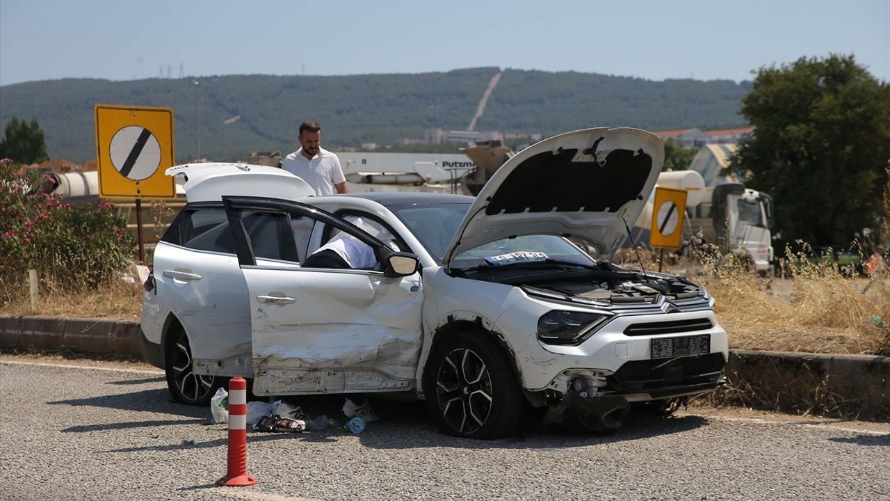 Muğla'da Uyuşturucuyla Sürücü Kaçtı, Polis Araçlarına Çarptı