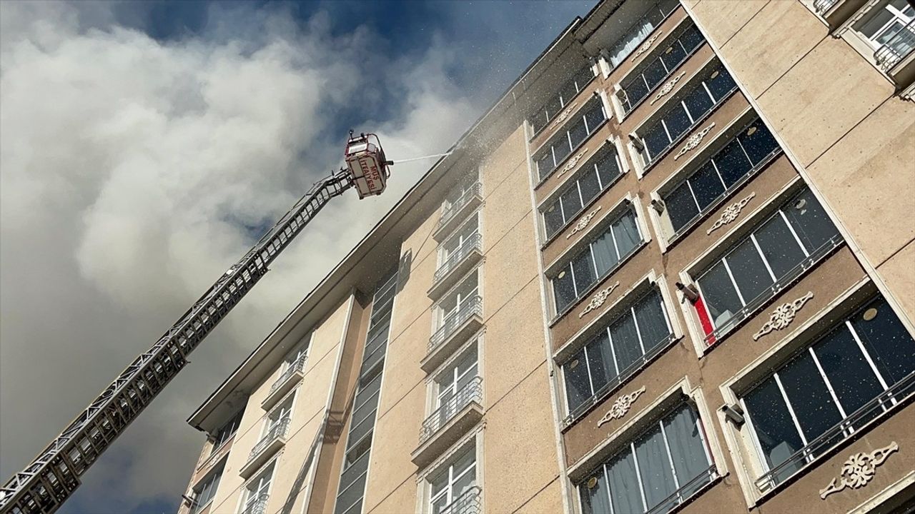 Muş'ta 9 Katlı Binanın Çatısında Yangın Çıktı