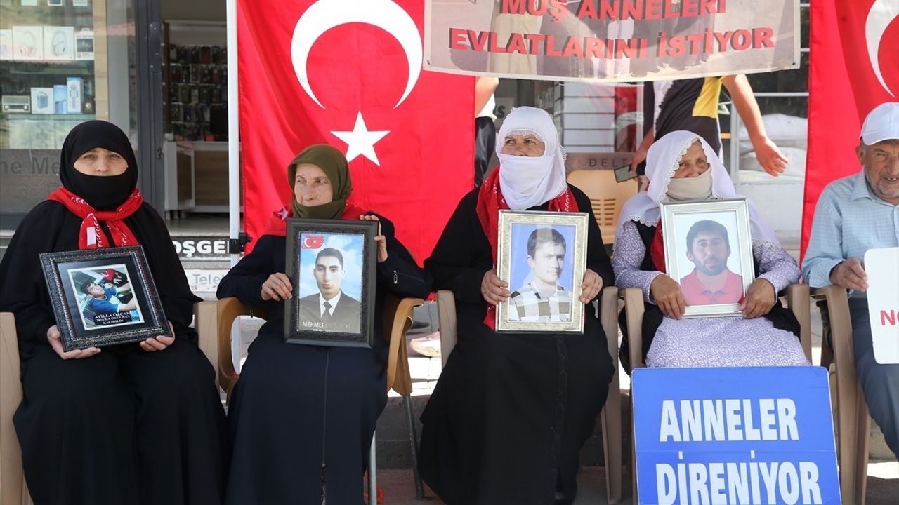 Muş'ta Aileler DEM Parti Önünde Eylemde