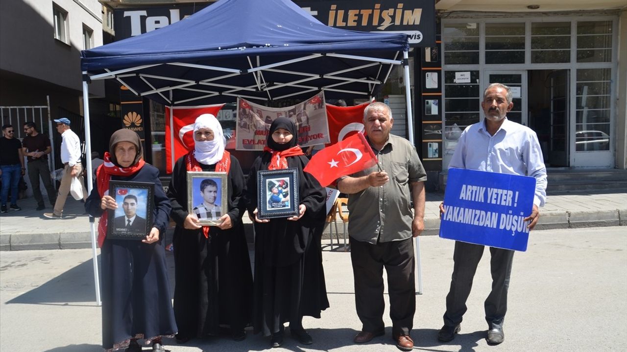 Muş'ta Ailelerin DEM Parti Önündeki Eylemi Devam Ediyor