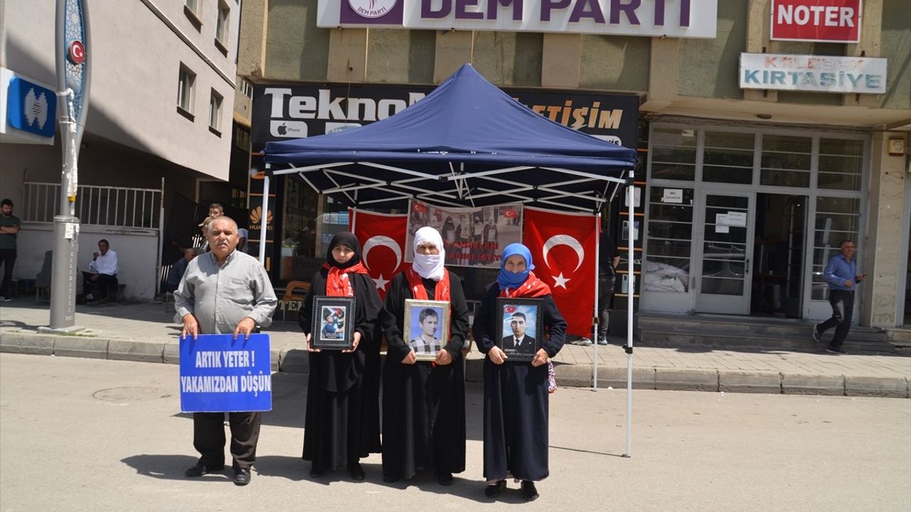 Muş'ta Ailelerin DEM Parti Önündeki Eylemleri Devam Ediyor