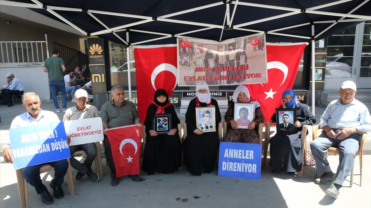 Muş'ta Çocuklarını Bekleyen Ailelerin Eylemi Devam Ediyor