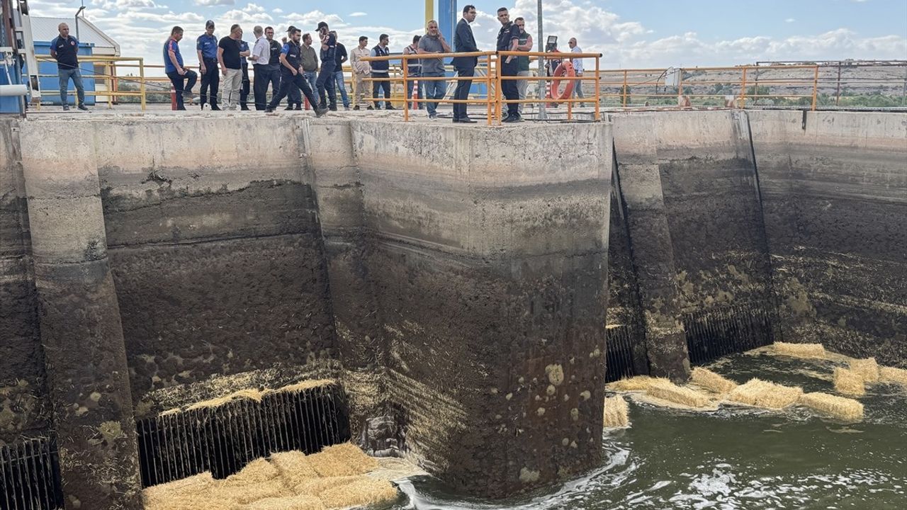 Nevşehir'de Saman Yüklü Römorktan Sulama Kanalına Düşen Genç Kayboldu
