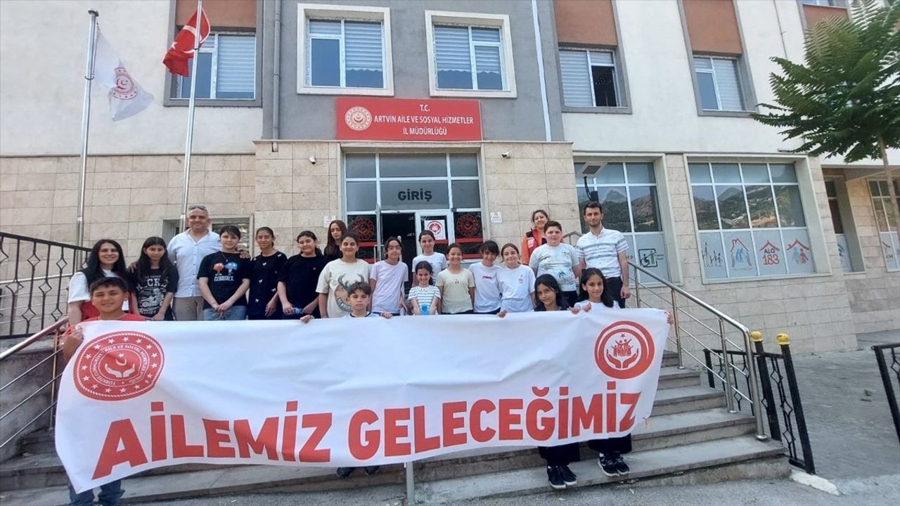 Ortaokul Öğrencileri Aile Yılı Kapsamında Sosyal Hizmet Merkezlerini Ziyaret Etti