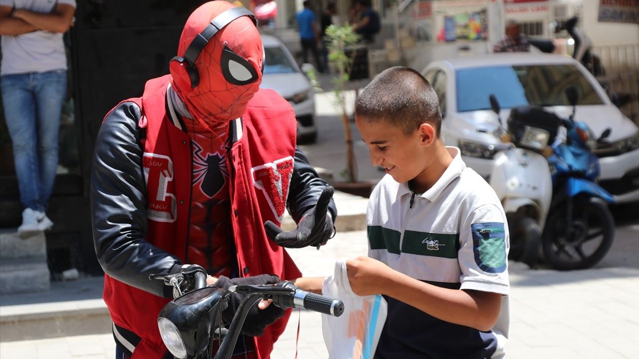 Örümcek Adam Türkiye'yi Geziyor
