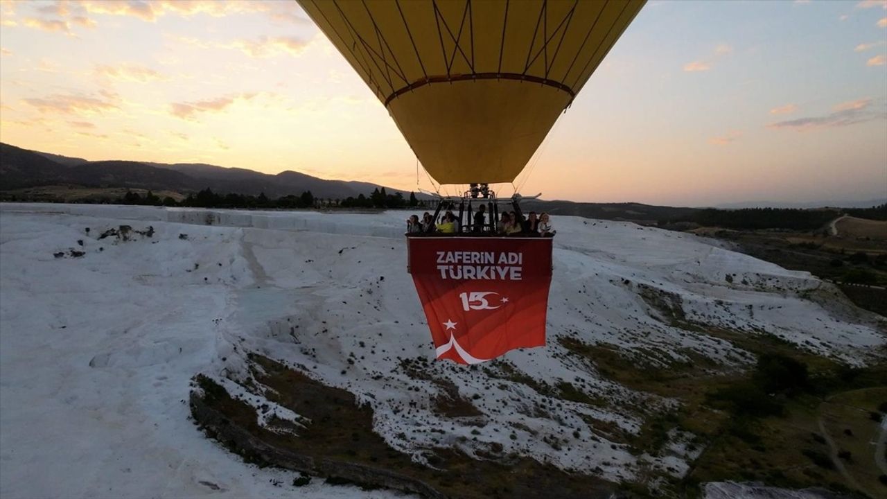Pamukkale'de 15 Temmuz İçin Sıcak Hava Balonları Gökyüzünde