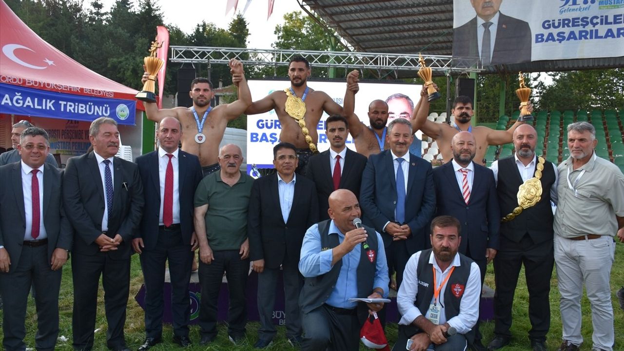 Perşembe Yaylası Yağlı Güreş ve Kültür Festivali'nde Mustafa Taş Başpehlivan Oldu