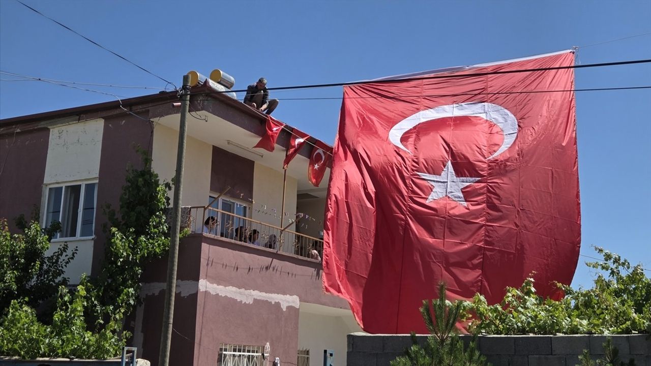 Piyade Uzman Çavuş Enver Yaman'ın Şehadet Haberi Ailesine Ulaştırıldı