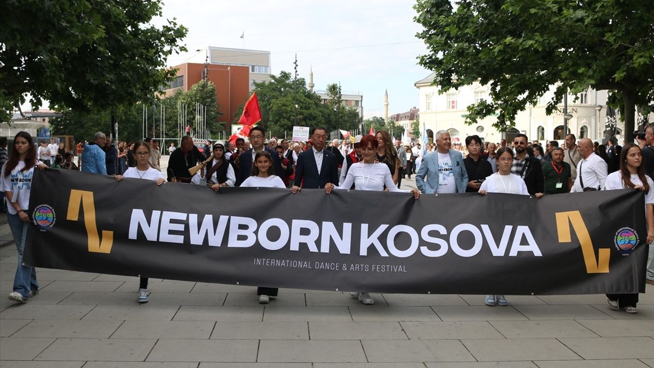 Priştine'de Renkli Bir Kortej Yürüyüşü: 4. Uluslararası New Born Dans Festivali