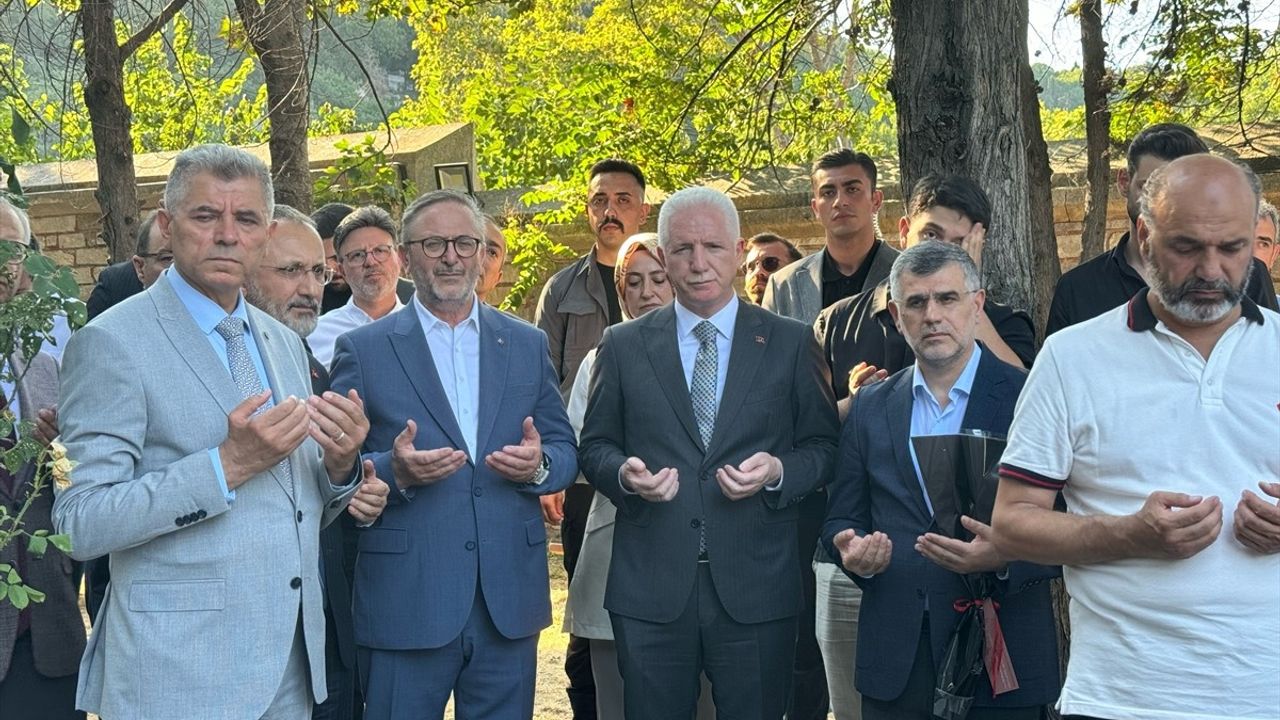 Rasim Özdenören Anıldı: Edebiyatın Ardı Arkası