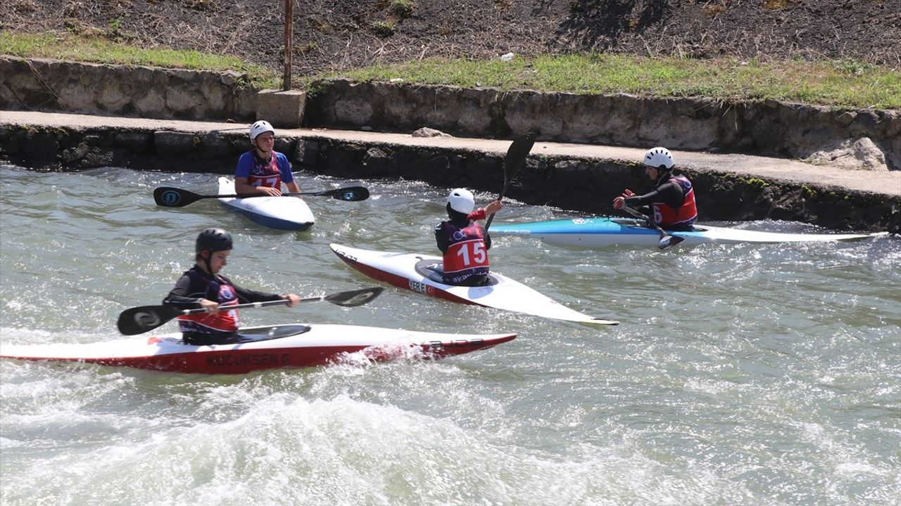 Rize'de Akarsu Kano Slalom ve Kayak Cross Türkiye Şampiyonası Düzenlendi